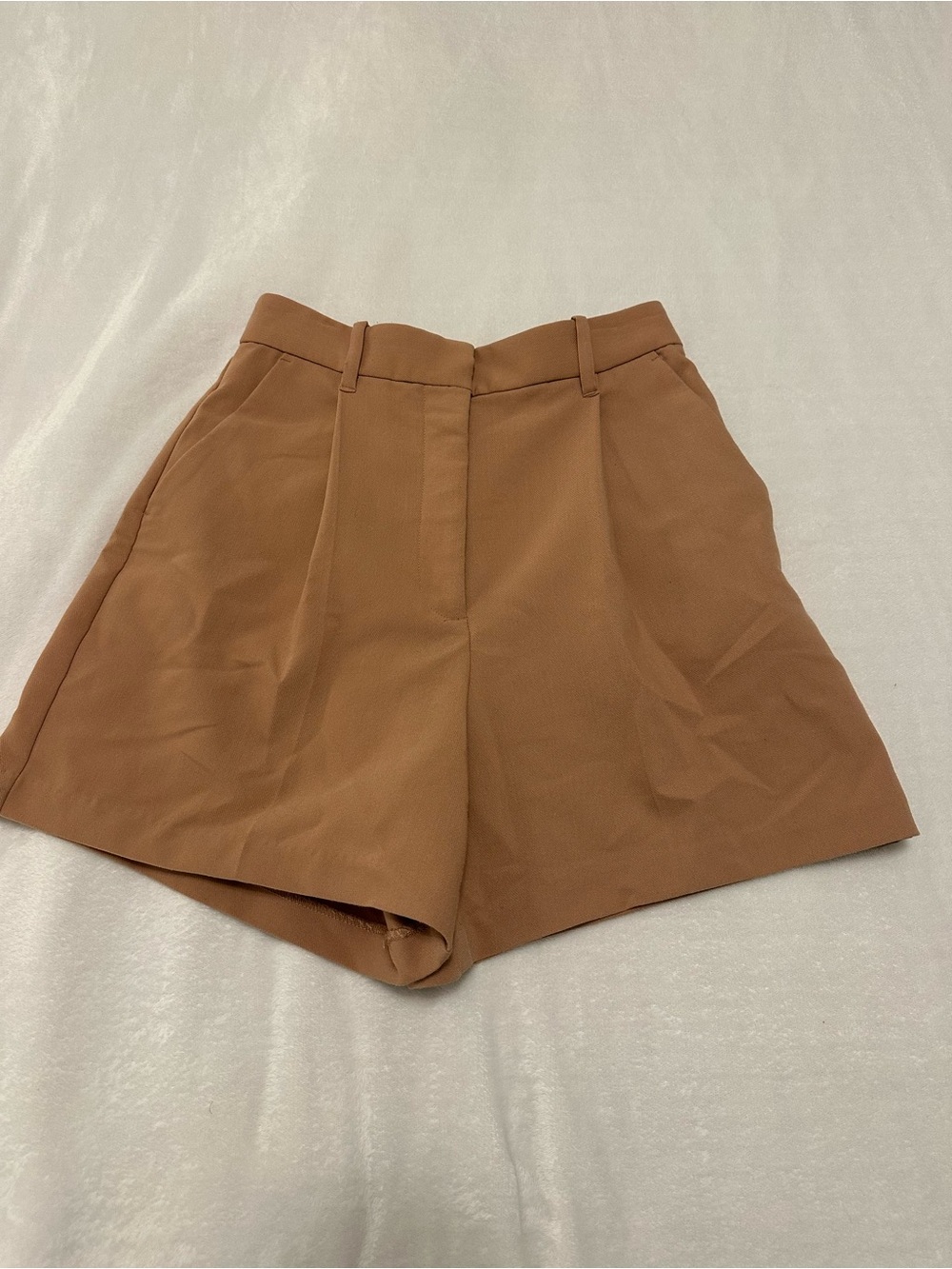 Abercrombie & Fitch High-Waist Pleated Shorts in Camel Brown